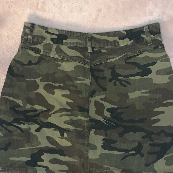 Forever 21 camo mini skirt - Picture 4 of 6